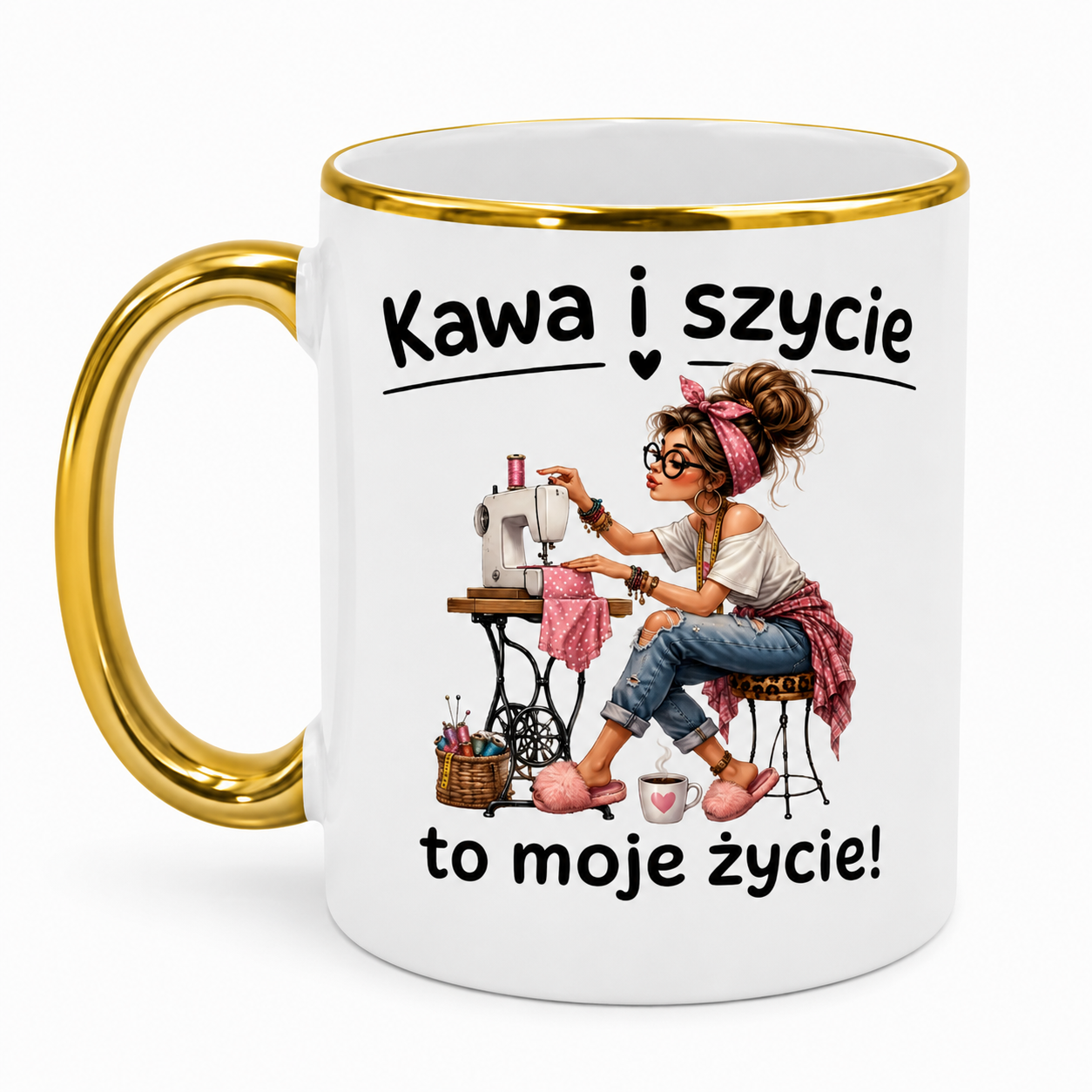 Biały kubek ceramiczny 330 ml ze złotym uchwytem i nadrukiem „Kawa i szycie to moje życie” z ilustracją krawcowej przy maszynie – prezent dla milośniczki szycia