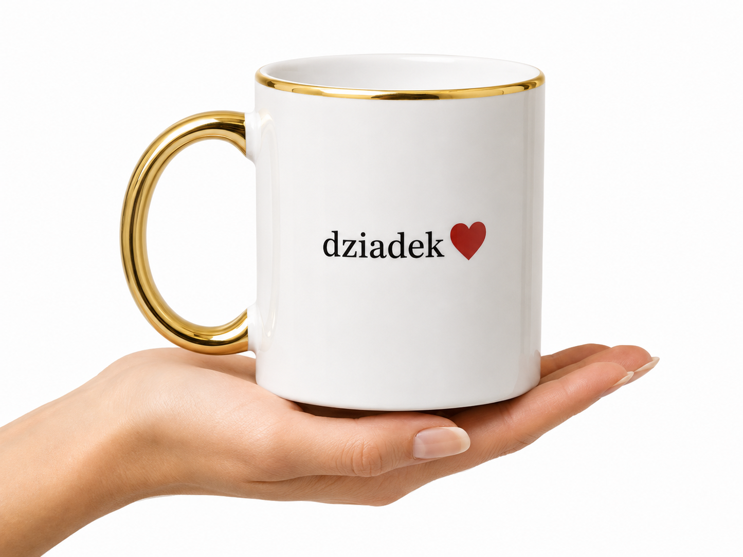 Biały kubek ceramiczny 330 ml ze złotym uchwytem i napisem "dziadek" z czerwonym sercem, trzymany na dłoni – prezent na Dzień Dziadka